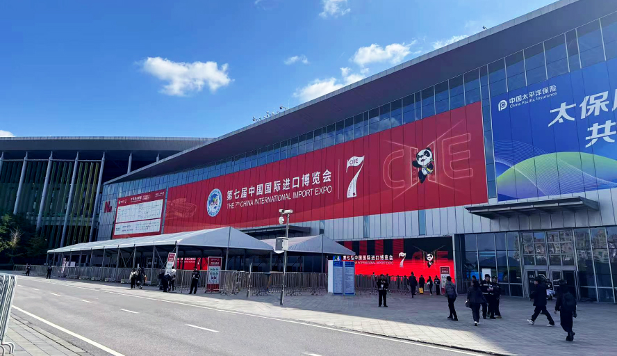 AI赋能新质生产力|普龙机器人亮相2024第七届中国国际进口博览会(图1)
